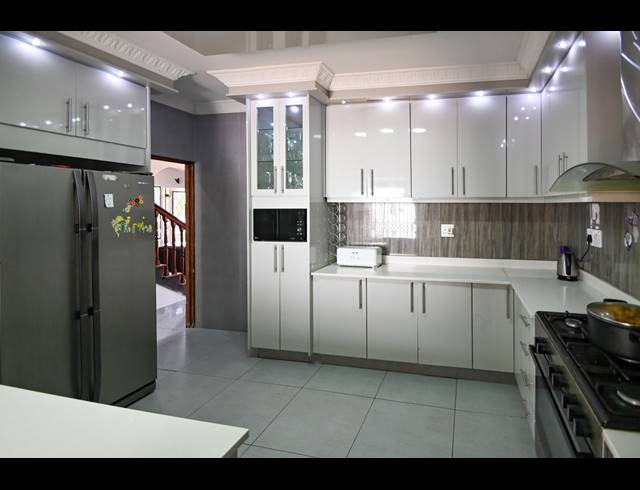 4 BEDROOM FREEHOLD TO LET IN COWIES HILL